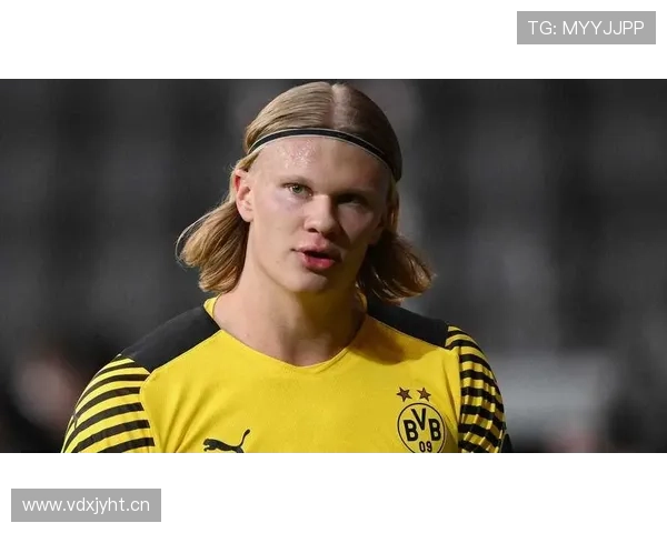 哈兰德与卡瓦尼跑位能力对比:猎手直觉与战术作用差异解析 哈兰德与卡瓦尼跑位能力对比:猎手直觉与战术作用差异解析