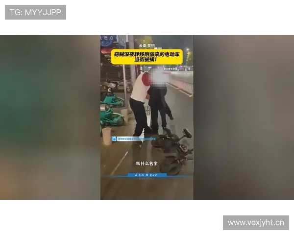 蒋圣龙晚上偷偷吃夜宵，被队友逮个正着那表情绝了！