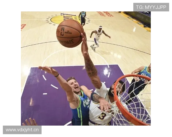 安东尼·戴维斯赛场像巨人，下了场拎着塑料袋回家那画面把人笑懵了